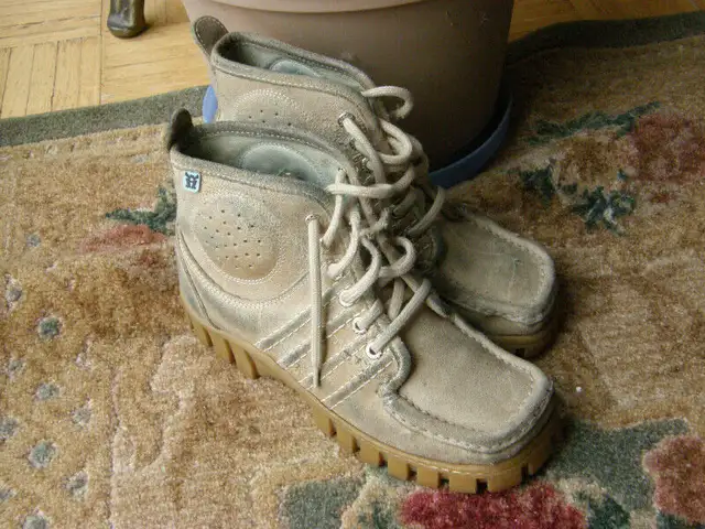 Timberland boots M6, W8.5, M6.5 in Kids & Youth in Markham / York Region - Image 11