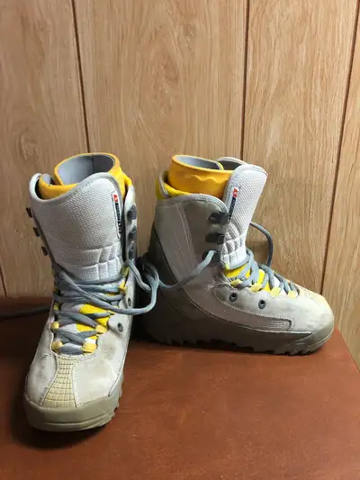 Burton snowboard boots woman’s size 7, View more