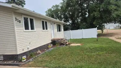3 bedroom 2 bathroom Laundry Fridge ,stove Located in craik sk Small town quiet town School k to 12...