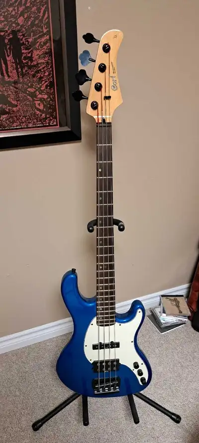 Cort bass guitar, View more