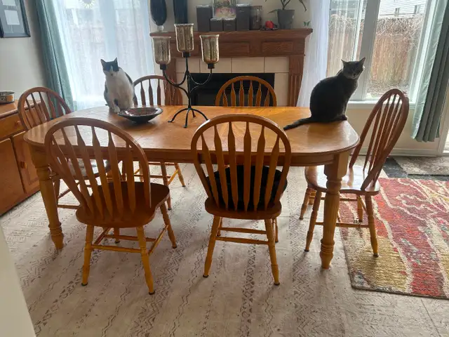 Wooden table and hutch in Dining Tables & Sets in Ottawa - Image 4