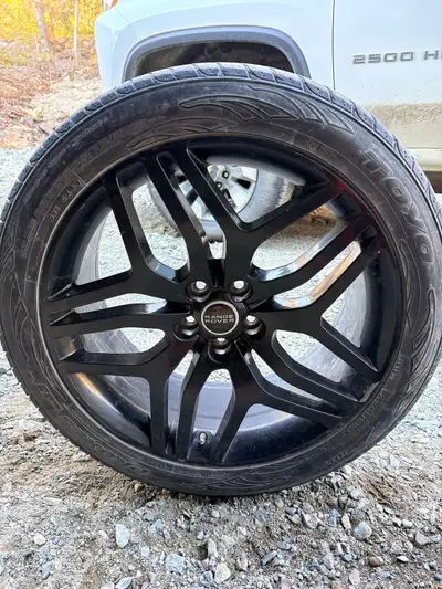 Mags Range Rover 20 pouces (quelques usures) Bolt pattern 5x108 (Ford/Volvo/Land Rover) Pneus encore...