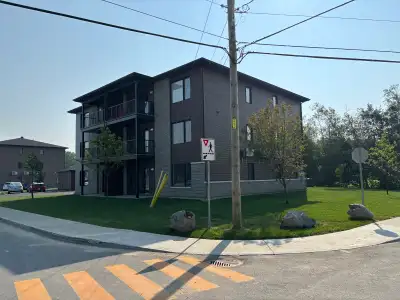 LOGEMENT 5 ½ NEUF AVEC GARAGE, APPARTEMENT 5 ½, AVEC GARAGE. DISPONIBLE MAINTENANT - SUPERBE LOGEMEN...