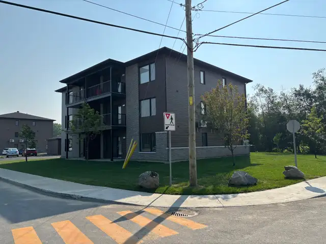 LOGEMENT A LOUER AVEC GARAGES, 5 1/2 NEUF, Appartement a louer