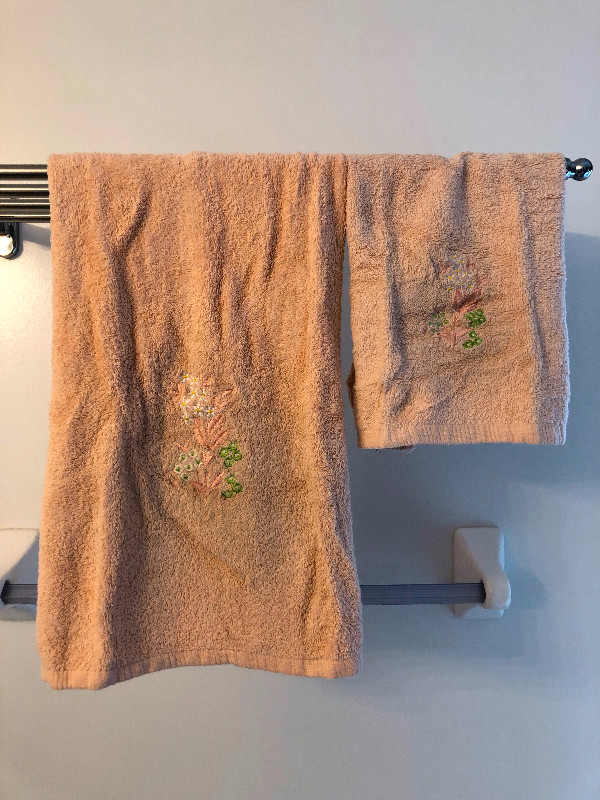 2-Piece Bath Towel Set - Apricot Colour with Flower Design in Bathwares in Markham / York Region - Image 2