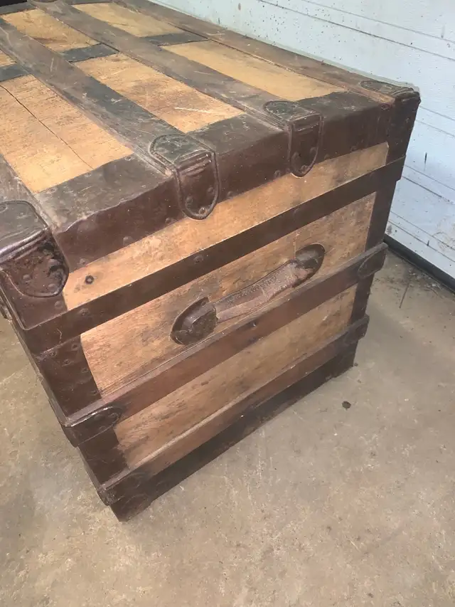 Antique steamer trunk. Coffee table!  in Coffee Tables in Norfolk County - Image 3