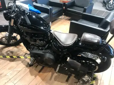 Feast your eyes on this custom Harley-Davidson, a true testament to classic style with a modern twis...