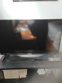 32 Inch HD LED TV with legs not stand REMOTE INC 