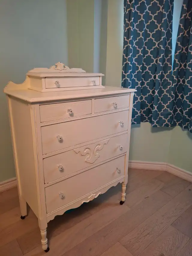 Chest of Drawers - antique white, solid wood in Dressers & Wardrobes in Oakville / Halton Region - Image 3