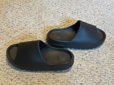 Mens Onyx Sizes 8-11 Yeezy Slides BRAND NEW, View more