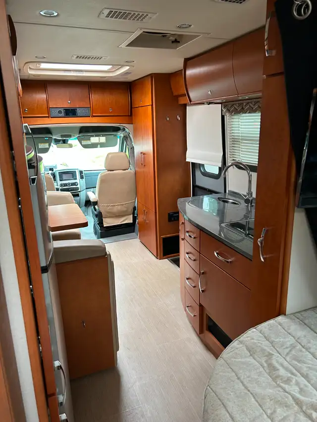 Leisure Travel Van Unity U24CB 2016 in RVs & Motorhomes in Granby - Image 7