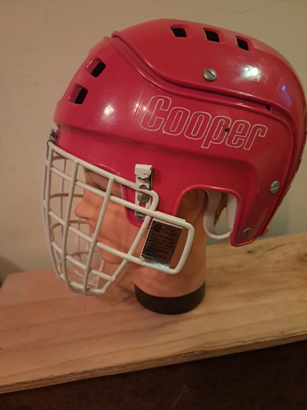 SK 600  Cooper  Helmet  with guard front dans Hockey  à Cornwall