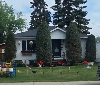 Excellent Ready-To-Go Downtown Buy-And-Hold Revenue Property! Near Macleod Trail with excellent acce...