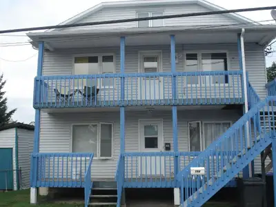 4 1/2 rénové situé à Lévis dans un secteur tranquille (anciennement Lauzon). Proche de l'hôpital, du...