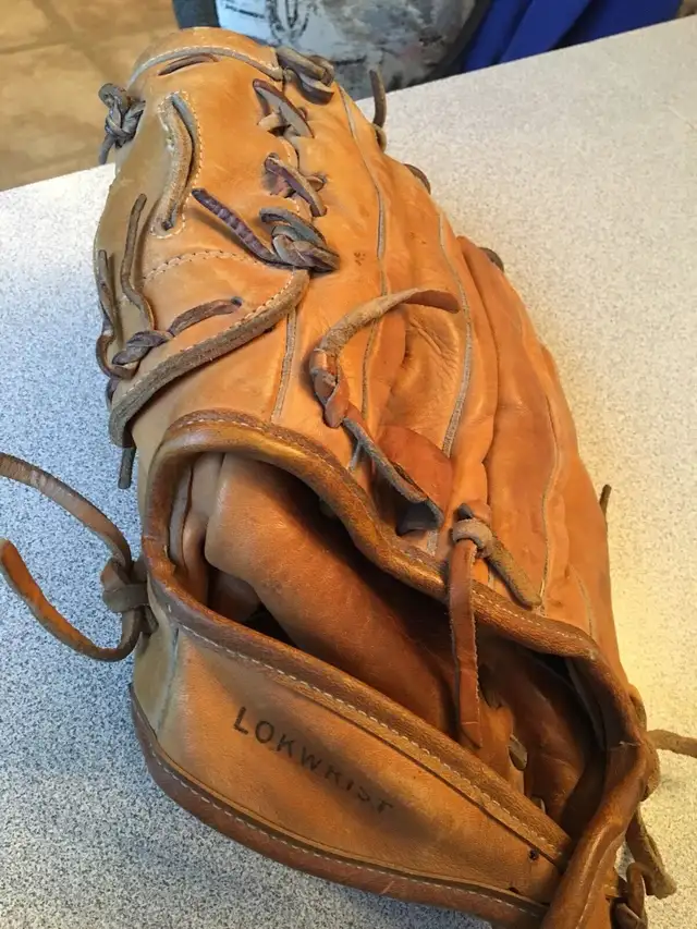 Vintage WinnWell baseball mitt glove in Arts & Collectibles in Gatineau - Image 3