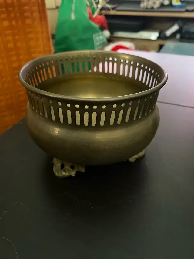 Vintage solid brass footed planter D: 5” in Home Décor & Accents in City of Toronto - Image 2