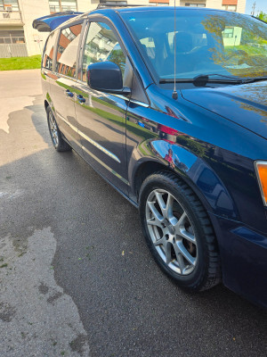 2013 Chrysler Town & Country Blue
