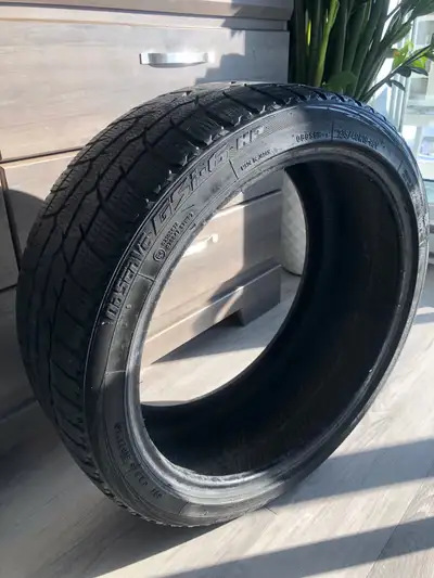 235/40R19 4 pneus hiver de marque toyo observe. Bon pour une saison ou plus tout dépendamment le kil...
