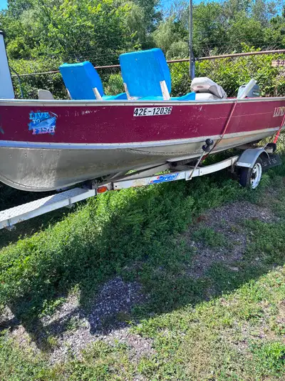 1987 14’ Lund Fishing boat with EZ Load Trailer 3 swivel seats, level floor, 25 HP motor runs great....