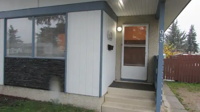 Perfect for a family of 4, Duplex for rent with a big back yard.