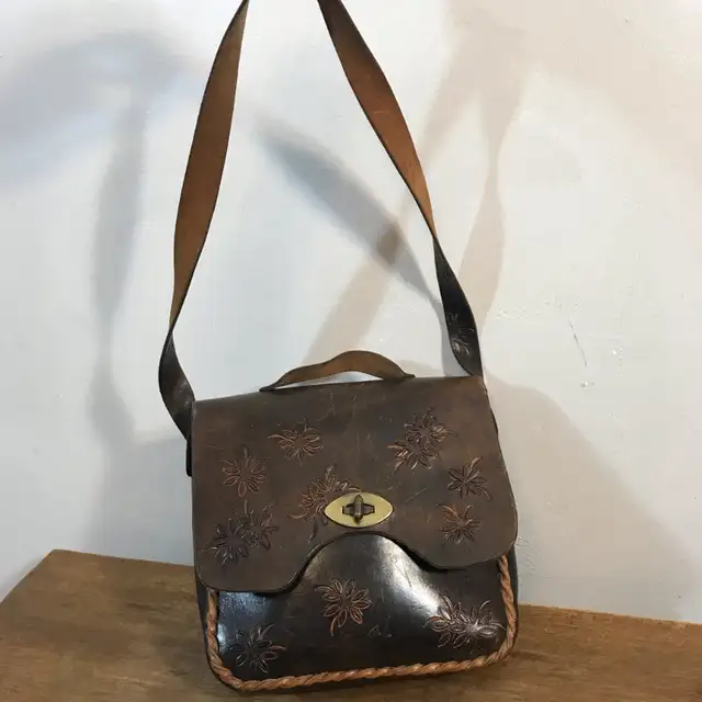 Vintage 70s hand made leather bag in Women's - Bags & Wallets in City of Montréal - Image 5