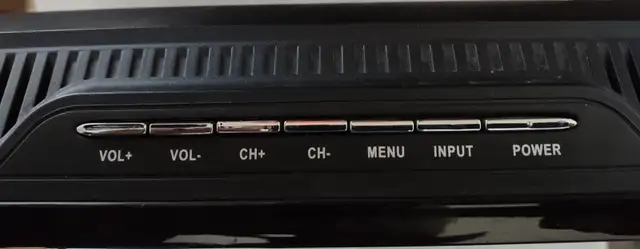 Citizen 18" TV with original remote and adapter. in General Electronics in Edmonton - Image 4