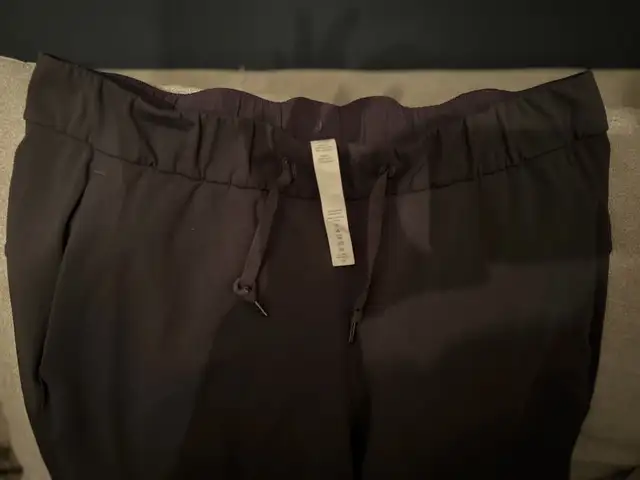 Lululemon Pants in Women's - Bottoms in Barrie - Image 4