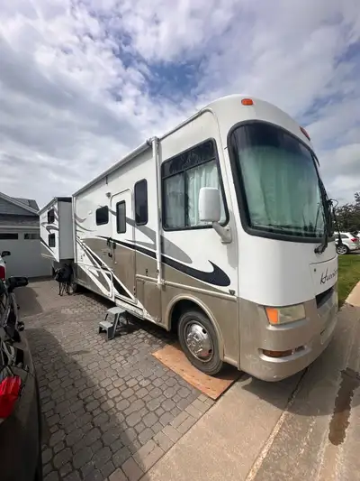 2006 Four Winds Hurricane 36’ Wheelchair Accessible Class A Motorhome A rare opportunity to own a pr...