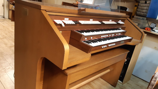Rodgers Organ model 645 dans Pianos et claviers  à Ville d’Edmonton - Image 3