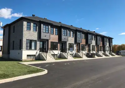Situé à seulement 10 minutes à l'est de Joliette et à 20 minutes à l'ouest de Mascouche par la route...
