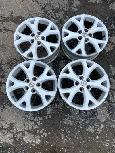 Voici un ensemble de 4 mags d’aluminium de Mazda de 17 pouces, parfaits pour rehausser l'apparence d...