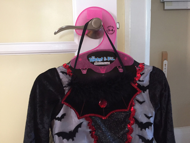 Child Vampire/Witch Costume for A Girl, Size 3-4 in Costumes in City of Toronto - Image 3