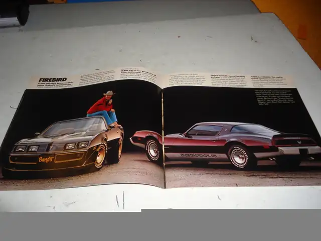 1981  PONTIAC FULL LINE DEALER SALES BROCHURE.CAN MAIL IN CANADA in Arts & Collectibles in Belleville - Image 8
