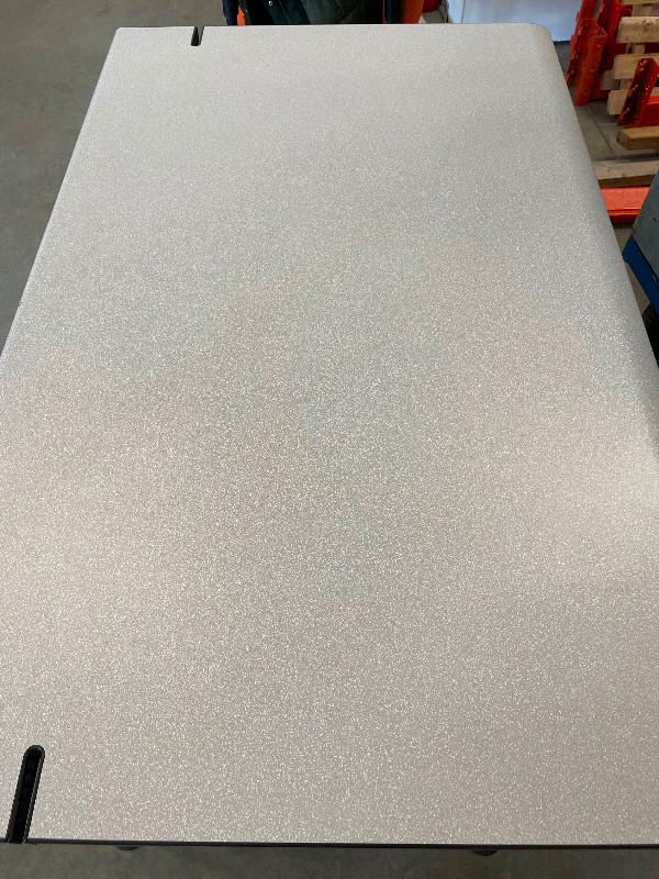 Tech desk with board to hide cables in Desks in Calgary - Image 3