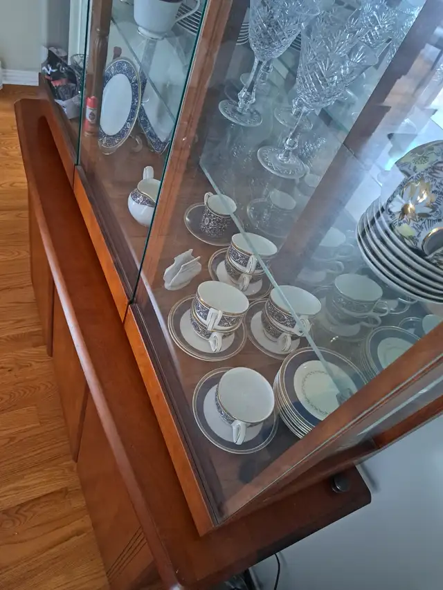 Solid wood cabinet with build in light in Hutches & Display Cabinets in Mississauga / Peel Region - Image 6