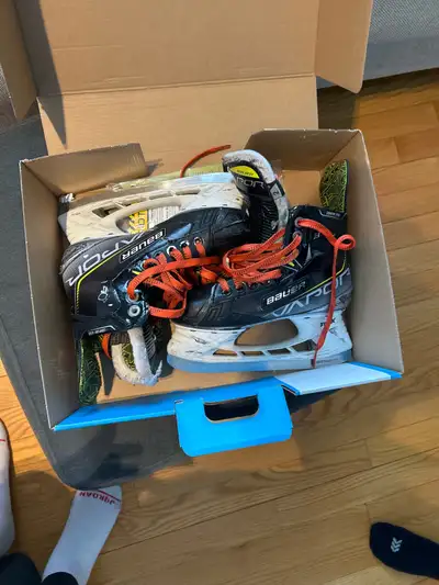 Youth skates size 2.5 There is a blade remover in the box.