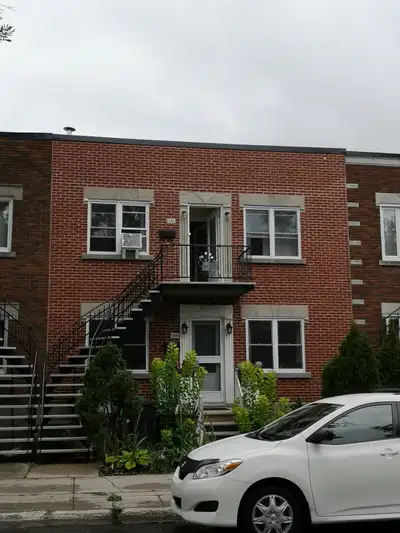 4 1/2 entièrement meublé,  Wifi inclus, sous location de 8 mois