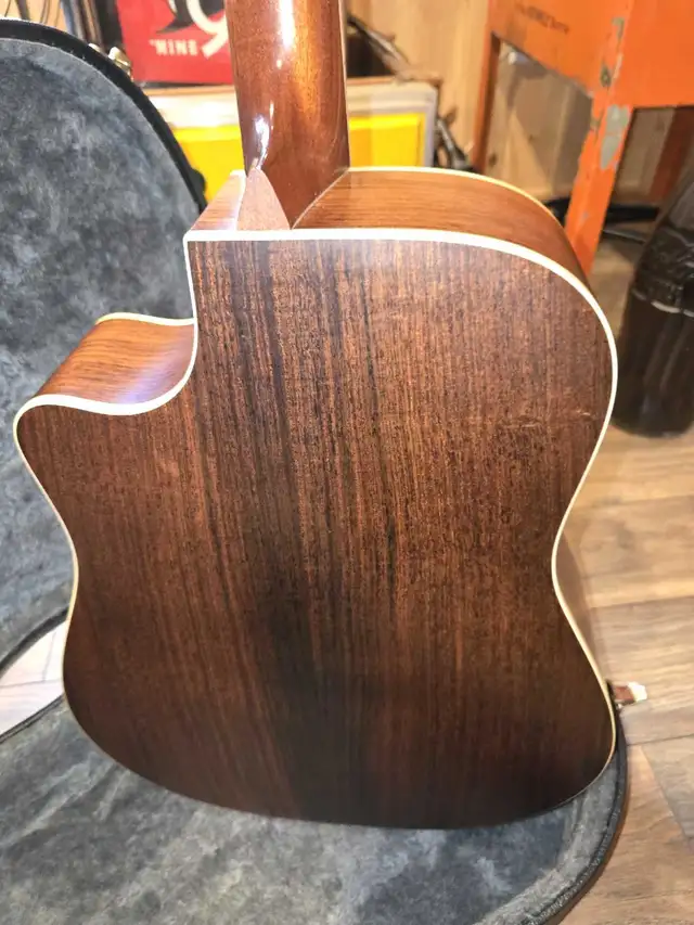 Larrivee acoustic guitar in Guitars in Stratford - Image 5