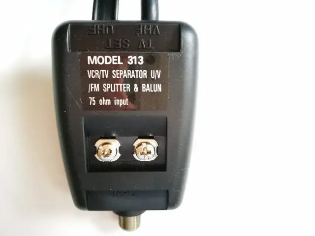 VCR / TV separator U /V/FM splitter & Balun 75 ohm input.  New. in Video & TV Accessories in City of Montréal - Image 3