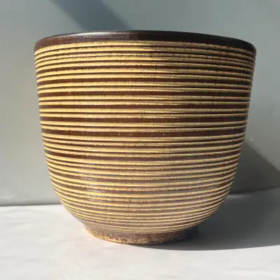 Measures 6" tall and 7" diameter. In good vintage condition with no damage.