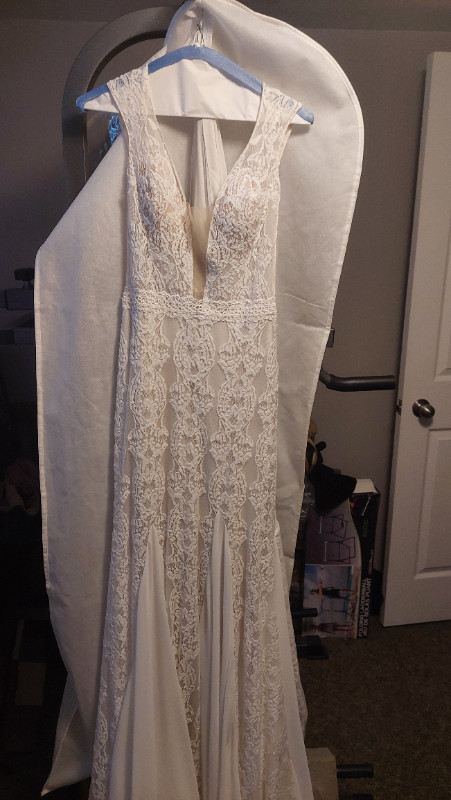 Lace wedding dress in Wedding in Barrie - Image 4