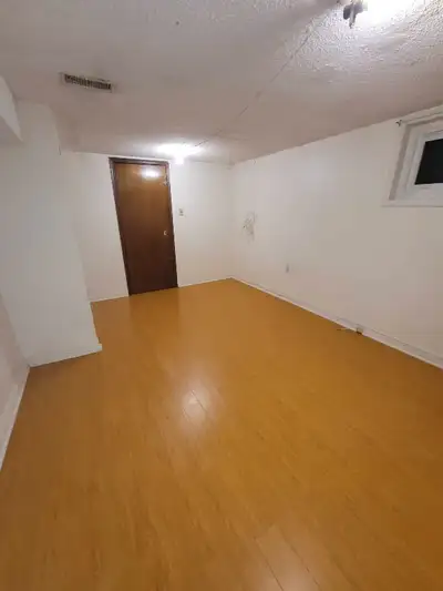 Spacious rooms for rent Mccowan/Lawrence