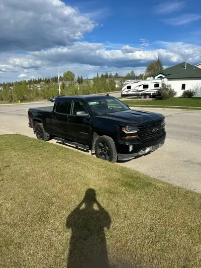 2018 Chevy Silverado crew cab 4x4 has 5.4l engine leather interior in good shape has 180000km