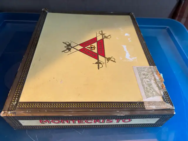 Montecristo & Sweet Caporal Box/Tin in Arts & Collectibles in City of Montréal - Image 3