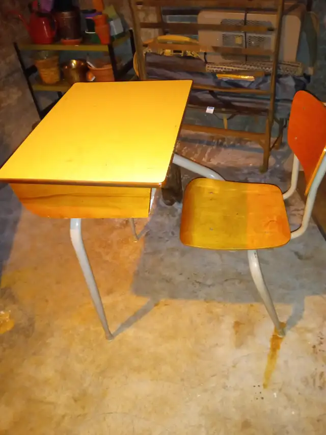 Students Desk in Desks in Charlottetown - Image 2