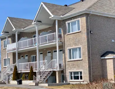 Condo moderne 1 CC meublé tout inclus Description Libre immédiatement. Comprend: Électricité, meublé...