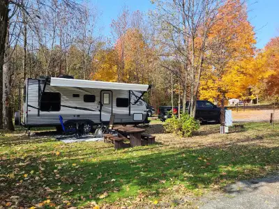 Roulotte de 21 pieds très propre et bien entretenu avec plusieurs options. - panneau solaire 100 wat...