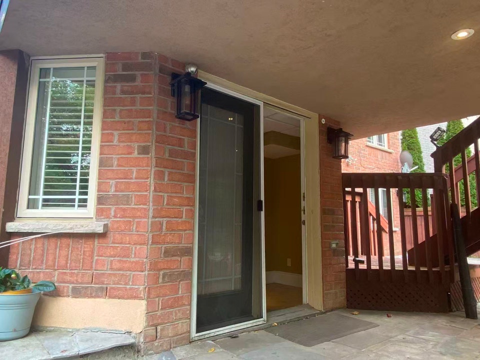 Bright 2-Bedroom Walkout Basement in Vaughan – 2 Parking 2