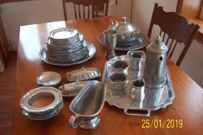 Set de table style Queen Anne en étain, View more