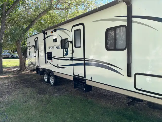 2014 Venture SportTrek 322VBH – Rear Bunkhouse, Outdoor Kitchen, in Travel Trailers & Campers in Regina - Image 2